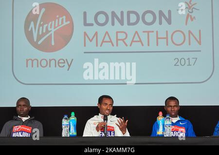 Al secondo posto si è piazzato il Kenenisa Bekele (C) dell'Etiopia, il vincitore del Kenya Daniel Wanjiru (L) e al terzo posto il Kenia Bedan Karoki (R) durante una conferenza stampa dopo la gara d'élite maschile alla maratona di Londra il 23 aprile 2017 a Londra. (Foto di Karyn Louise/NurPhoto) *** Please use Credit from Credit Field *** Foto Stock