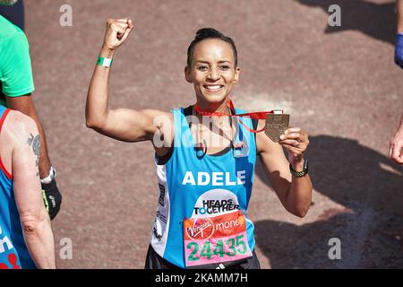 Adele Roberts posa per una foto dopo aver completato la Virgin London Marathon il 23 aprile 2017 a Londra, Inghilterra. (Foto di Karyn Louise/NurPhoto) *** Please use Credit from Credit Field *** Foto Stock