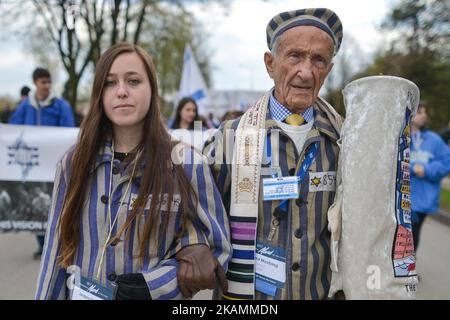 Edward Mosberg, sopravvissuto all'Olocausto del New Jersey, USA, e sua nipote Jordana Karger indossando l'uniforme della nonna prigioniera, camminano durante la marcia annuale dei viventi. Il popolo ebraico di Israele e di tutto il mondo ha marciato la strada del 3km da Auschwitz a Birkenau, tra due formatori tedeschi dei campi di morte nazisti, come un silenzioso tributo a tutte le vittime dell'Olocausto. Lunedì 24 aprile 2017 a Oswiecim, Polonia. Foto di Artur Widak *** Please use Credit from Credit Field *** Foto Stock