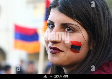 I membri della comunità armena si sono manifestati al di fuori del consolato turco, durante un raduno per commemorare il 102nd° anniversario del genocidio armeno, a Salonicco il 24 aprile 2017. Gli armeni dicono che durante la prima guerra mondiale sono state uccise fino a 1,5 milioni di persone mentre l'impero ottomano stava cadendo, un'affermazione sostenuta da molti altri paesi. La Turchia respinge ferocemente l'etichetta del genocidio, sostenendo che da 300.000 a 500.000 armeni e almeno altrettanti turchi sono morti in conflitti civili quando gli armeni si sono alzati contro i loro governanti ottomani e si sono schierati contro l'invasione delle truppe russe. (Foto di Grigoris Siamidis/Nu Foto Stock