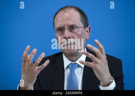 Il Ministro degli interni della Sassonia Markus Ulbig è stato raffigurato durante una conferenza stampa per presentare alla Bundespresekonferenz di Berlino, in Germania, il 24 aprile 2017 la statistica penale della polizia 2016 e il numero di casi di crimini con motivazioni politiche. (Foto di Emmanuele Contini/NurPhoto) *** Please use Credit from Credit Field *** Foto Stock