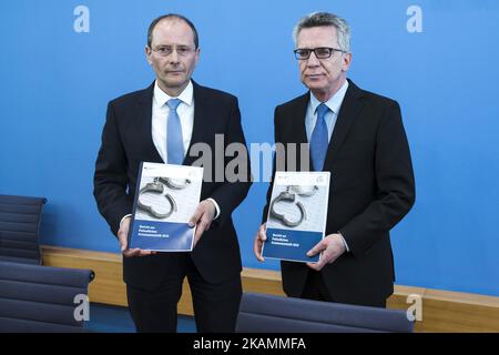 Il ministro degli interni tedesco Thomas de Maiziere (R) e il ministro degli interni della Sassonia Markus Ulbig (L) detengono una copia della statistica criminale di polizia 2016 durante una conferenza stampa alla Bundespressekonferenz di Berlino, in Germania, il 24 aprile 2017. (Foto di Emmanuele Contini/NurPhoto) *** Please use Credit from Credit Field *** Foto Stock