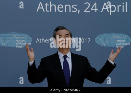 Il ministro degli Esteri cinese Wang Yi, gesti che propongono un quadro durante il 'Forum delle civiltà antiche' (ACForum) presso la Zappeion Hall di Atene, in Grecia, lunedì 24 aprile 2017. (Foto di Panayotis Tzamaros/NurPhoto) *** Please use Credit from Credit Field *** Foto Stock