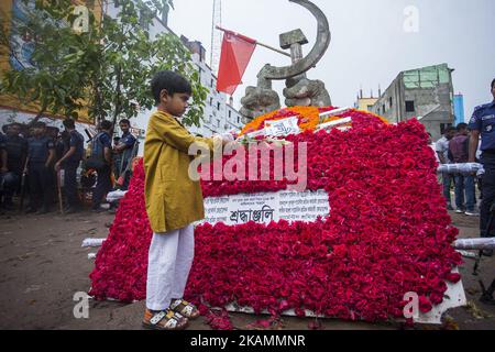 Un parente di Bangaldeshi di una vittima uccisa nel crollo dell'edificio 'Rana Plaza' rendendo omaggio ad un monumento che segna il quarto anniversario del disastro nel sito in cui un tempo l'edificio si trovava a Savar, alla periferia di Dhaka, il 24 aprile 2017. Migliaia di operai dell'abbigliamento del Bangladesh hanno organizzato una dimostrazione teearful aprile 24 per celebrare l'anniversario di un disastro della fabbrica che ha ucciso 1.138 persone (Foto di Ahmed Salahuddin/NurPhoto) *** Please use Credit from Credit Field *** Foto Stock