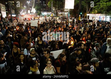 Madri di maggio e diversi movimenti sociali, sono vigili, il 24 aprile 2017 ad Avenida Paulista a São Paulo (SP), in Brasile, andando alla costruzione della Presidenza della Repubblica, contro la condanna di Rafael Braga, Condannato per tratta di esseri umani e un'associazione per il traffico di droga in una sentenza pubblicata sul portale TJRJ (Corte di giustizia di Rio de Janeiro) Rafael Braga Vieira, Collezionista di materiale riciclabile che è stato arrestato nel 2013 nella città di Rio de Janeiro durante l'ondata di proteste nel giugno di quell'anno. Aprile 24, 2017. (Foto di Fabio Vieira/FotoRua/NurPhoto) *** Please use C Foto Stock