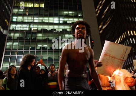 Madri di maggio e diversi movimenti sociali, sono vigili, il 24 aprile 2017 ad Avenida Paulista a São Paulo (SP), in Brasile, andando alla costruzione della Presidenza della Repubblica, contro la condanna di Rafael Braga, Condannato per tratta di esseri umani e un'associazione per il traffico di droga in una sentenza pubblicata sul portale TJRJ (Corte di giustizia di Rio de Janeiro) Rafael Braga Vieira, Collezionista di materiale riciclabile che è stato arrestato nel 2013 nella città di Rio de Janeiro durante l'ondata di proteste nel giugno di quell'anno. Aprile 24, 2017. (Foto di Fabio Vieira/FotoRua/NurPhoto) *** Please use C Foto Stock