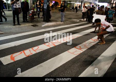 Madri di maggio e diversi movimenti sociali, sono vigili, il 24 aprile 2017 ad Avenida Paulista a São Paulo (SP), in Brasile, andando alla costruzione della Presidenza della Repubblica, contro la condanna di Rafael Braga, Condannato per tratta di esseri umani e un'associazione per il traffico di droga in una sentenza pubblicata sul portale TJRJ (Corte di giustizia di Rio de Janeiro) Rafael Braga Vieira, Collezionista di materiale riciclabile che è stato arrestato nel 2013 nella città di Rio de Janeiro durante l'ondata di proteste nel giugno di quell'anno. Aprile 24, 2017. (Foto di Fabio Vieira/FotoRua/NurPhoto) *** Please use C Foto Stock