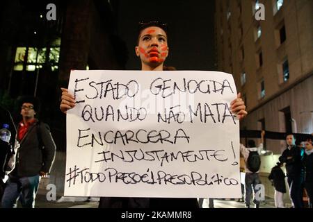 Madri di maggio e diversi movimenti sociali, sono vigili, il 24 aprile 2017 ad Avenida Paulista a São Paulo (SP), in Brasile, andando alla costruzione della Presidenza della Repubblica, contro la condanna di Rafael Braga, Condannato per tratta di esseri umani e un'associazione per il traffico di droga in una sentenza pubblicata sul portale TJRJ (Corte di giustizia di Rio de Janeiro) Rafael Braga Vieira, Collezionista di materiale riciclabile che è stato arrestato nel 2013 nella città di Rio de Janeiro durante l'ondata di proteste nel giugno di quell'anno. Aprile 24, 2017. (Foto di Fabio Vieira/FotoRua/NurPhoto) *** Please use C Foto Stock