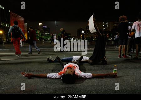 Madri di maggio e diversi movimenti sociali, sono vigili, il 24 aprile 2017 ad Avenida Paulista a São Paulo (SP), in Brasile, andando alla costruzione della Presidenza della Repubblica, contro la condanna di Rafael Braga, Condannato per tratta di esseri umani e un'associazione per il traffico di droga in una sentenza pubblicata sul portale TJRJ (Corte di giustizia di Rio de Janeiro) Rafael Braga Vieira, Collezionista di materiale riciclabile che è stato arrestato nel 2013 nella città di Rio de Janeiro durante l'ondata di proteste nel giugno di quell'anno. Aprile 24, 2017. (Foto di Fabio Vieira/FotoRua/NurPhoto) *** Please use C Foto Stock