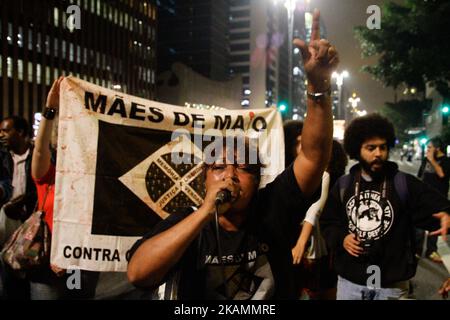 Madri di maggio e diversi movimenti sociali, sono vigili, il 24 aprile 2017 ad Avenida Paulista a São Paulo (SP), in Brasile, andando alla costruzione della Presidenza della Repubblica, contro la condanna di Rafael Braga, Condannato per tratta di esseri umani e un'associazione per il traffico di droga in una sentenza pubblicata sul portale TJRJ (Corte di giustizia di Rio de Janeiro) Rafael Braga Vieira, Collezionista di materiale riciclabile che è stato arrestato nel 2013 nella città di Rio de Janeiro durante l'ondata di proteste nel giugno di quell'anno. Aprile 24, 2017. (Foto di Fabio Vieira/FotoRua/NurPhoto) *** Please use C Foto Stock