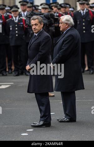 L'ex presidente francese Nicolas Sarkozy (L) e l'ex primo ministro francese Jean-Pierre Raffarin partecipano ad una cerimonia in onore del poliziotto ucciso da un jihadista in un attacco agli Champs Elysees, il 25 aprile 2017 presso l'edificio della prefettura di Parigi. Il poliziotto francese Xavier Jugele è stato ucciso nella famosa avenue di Parigi il 20 aprile, in un attacco rivendicato dal gruppo dello Stato islamico. (Foto di Julien Mattia/NurPhoto) *** Please use Credit from Credit Field *** Foto Stock