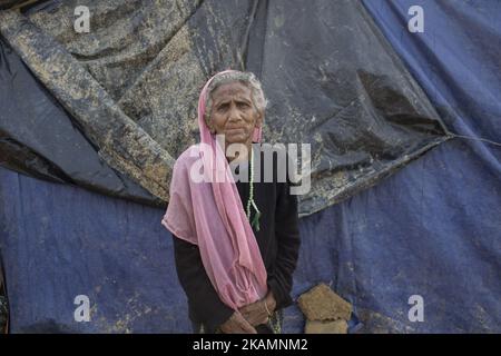 Una madre angosciata di nome Bilkish Khatun(70), fuggita dalle recenti violenze sui musulmani in Myanmar; si rifugia nel campo profughi recentemente ampliato di Kutupalong il 7 marzo 2017, Cox's Bazar, Bangladesh. Sta dicendo come i militari in Myanmar hanno messo la sua casa sul fuoco. Circa 70.000 musulmani Rohingya sono fuggiti dal Myanmar al Bangladesh dal 9 ottobre 2016 dopo che i militari birmani hanno lanciato operazioni di sdoganamento. L'ufficio per i diritti umani delle Nazioni Unite ha dichiarato nel loro rapporto che le forze di sicurezza del Myanmar hanno commesso uccisioni di massa, torture e stupri di bande di Rohingyas, così come hanno bruciato i loro villaggi Foto Stock