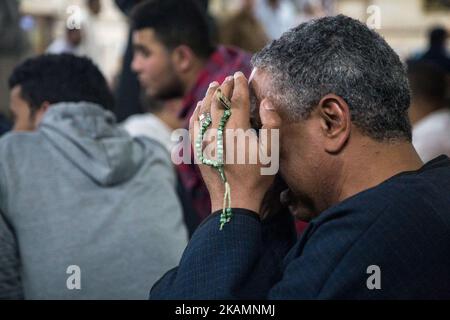 I musulmani egiziani Sufi celebrano il 25 aprile 2017 il compleanno di al Sayeda Zainab, nipote del Profeta Muhammad, al di fuori della moschea di al Sayeda Zainab al Cairo, in Egitto. Secondo i Sufis la moschea contiene la tomba di al Sayeda Zainab. (Foto di Ibrahim Ezzat/NurPhoto) *** Please use Credit from Credit Field *** Foto Stock