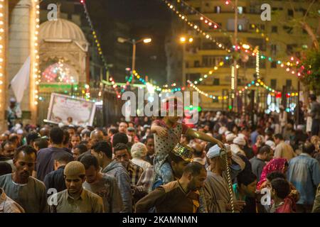 I musulmani egiziani Sufi celebrano il 25 aprile 2017 il compleanno di al Sayeda Zainab, nipote del Profeta Muhammad, al di fuori della moschea di al Sayeda Zainab al Cairo, in Egitto. Secondo i Sufis la moschea contiene la tomba di al Sayeda Zainab. (Foto di Ibrahim Ezzat/NurPhoto) *** Please use Credit from Credit Field *** Foto Stock