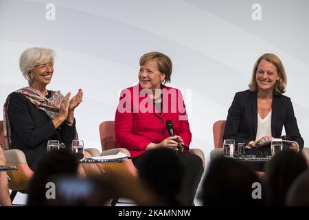 Christine Lagarde (L), direttore generale del Fondo monetario internazionale (FMI), e la cancelliera tedesca Angela Merkel (C), sono state raffigurate durante il vertice Woman 20 che si terrà a Berlino, in Germania, il 25 aprile 2017. L'evento, collegato al G20 sotto la guida tedesca, è dedicato all'empowerment economico delle donne e all'imprenditorialità. (Foto di Emmanuele Contini/NurPhoto) *** Please use Credit from Credit Field *** Foto Stock