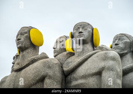 Il monumento alle Bandeiras è visto con i protettori gialli dell'orecchio nella 'Giornata internazionale di consapevolezza del rumore' a San Paolo, Brasile il 26 aprile 2017. (Foto di Cris FAGA/NurPhoto) *** Please use Credit from Credit Field *** Foto Stock