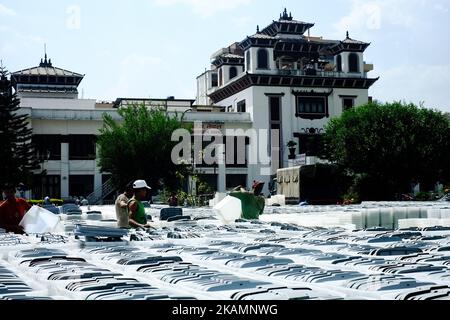 I lavoratori caricano le urne alle prossime elezioni locali alla commissione elettorale di Kathmandu, Nepal, il 27 aprile 2017. Il Nepal è programmato per votare per le elezioni generali a livello locale il 14 maggio 2017. (Foto di Sunil Pradhan/NurPhoto) *** Please use Credit from Credit Field *** Foto Stock