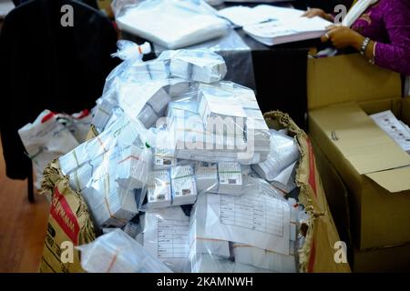 Le carte d’identità degli elettori sono imballate per le prossime elezioni locali alla commissione elettorale di Kathmandu, Nepal, il 27 aprile 2017. Il Nepal è programmato per votare per le elezioni generali a livello locale il 14 maggio 2017. (Foto di Sunil Pradhan/NurPhoto) *** Please use Credit from Credit Field *** Foto Stock