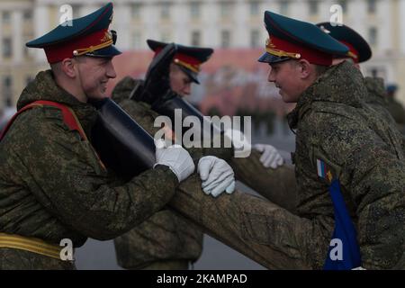 I soldati della guardia d'onore russa si scaldano prima di una prova per la parata militare della Giornata della Vittoria che avrà luogo in Piazza Dvortsovaya (Palazzo) il 9 maggio, a San Pietroburgo (Russia), giovedì 27 aprile, 2017. (Foto di Igor Russak/NurPhoto) *** Please use Credit from Credit Field *** Foto Stock