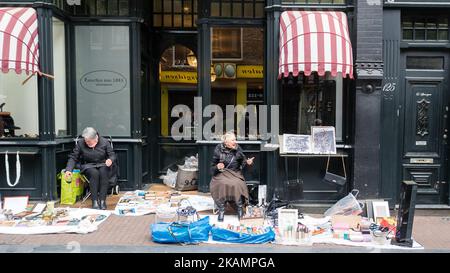 Venditori e acquirenti partecipano ad un vrijmarkt ad Amsterdam, nei Paesi Bassi, 27 aprile 2017, il giorno del Re tradizionale, la celebrazione del compleanno del Re olandese Willem-Alexander il 26 aprile. Quest'anno segna il 50th° compleanno del monarca olandese. (Foto di Romy Arroyo Fernandez/NurPhoto) *** Please use Credit from Credit Field *** Foto Stock