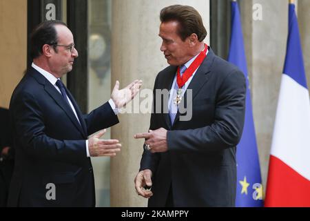 Il presidente francese Francois Hollande parla con l'attore statunitense ed ex governatore della California Arnold Schwarzenegger (R) dopo aver ricevuto il premio di alto ordine francese The Chevalier (Cavaliere) de la Légion d'Honneur al palazzo Elysee di Parigi, il 28 aprile 2017. (Foto di Geoffroy Van der Hasselt/NurPhoto) *** Please use Credit from Credit Field *** Foto Stock