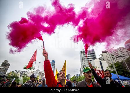 I dimostranti partecipano a uno sciopero nazionale contro una legge sulla riforma del lavoro e del welfare sociale che il governo del presidente Michel Temer intende approvare, a San Paolo, in Brasile, il 28 aprile 2017. Grandi reti di trasporto scuole e banche sono state parzialmente chiuse in gran parte del Brasile il Venerdì in ciò che i manifestanti hanno chiamato uno sciopero generale contro le riforme di austerità nel paese più grande dell'America Latina.(Photo: CRIS FAGA/ con) (Photo by Cris FAGA/NurPhoto) *** Please use Credit from Credit Field *** Foto Stock