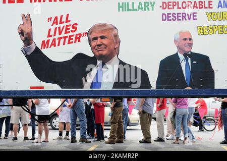 I sostenitori di Trump aspettano in coda per ore prima del raduno del 29 aprile 2017 del presidente Trump ad Harrisburg, Pennsylvania. L’evento festeggia i primi 100 giorni di carica del presidente. (Foto di Bastiaan Slabbers/NurPhoto) *** Please use Credit from Credit Field *** Foto Stock