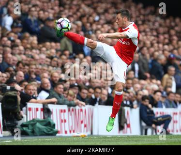 Arsenal's Mesut Ozil durante la partita della Premier League tra Tottenham Hotspur e Arsenal a White Hart Lane, Londra, Inghilterra il 12 marzo 2017. (Foto di Kieran Galvin/NurPhoto) *** Please use Credit from Credit Field *** Foto Stock