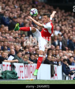 Arsenal's Mesut Ozil durante la partita della Premier League tra Tottenham Hotspur e Arsenal a White Hart Lane, Londra, Inghilterra il 12 marzo 2017. (Foto di Kieran Galvin/NurPhoto) *** Please use Credit from Credit Field *** Foto Stock