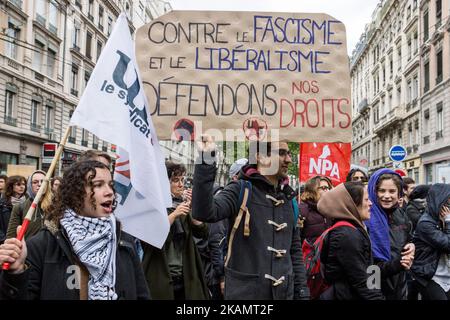 I manifestanti marciano durante il raduno annuale dei lavoratori del giorno di maggio a Lione, nella Francia centro-orientale, il 1 maggio 2017. (Foto di Nicolas Liponne/NurPhoto) *** Please use Credit from Credit Field *** Foto Stock