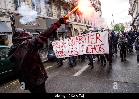 I manifestanti marciano durante il raduno annuale dei lavoratori del giorno di maggio a Lione, nella Francia centro-orientale, il 1 maggio 2017. (Foto di Nicolas Liponne/NurPhoto) *** Please use Credit from Credit Field *** Foto Stock