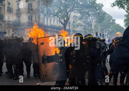 Gli agenti di polizia anti-sommossa francesi del CRS sono inghiottiti in fiamme mentre affrontano i manifestanti durante una marcia per il raduno annuale dei lavoratori del giorno di maggio a Parigi il 1 maggio 2017. La violenta rivolta del primo maggio 2017, che ha causato 6 poliziotti feriti può molotov coktail, e 5 manifestanti arered. (Foto di Julien Mattia/NurPhoto) *** Please use Credit from Credit Field *** Foto Stock