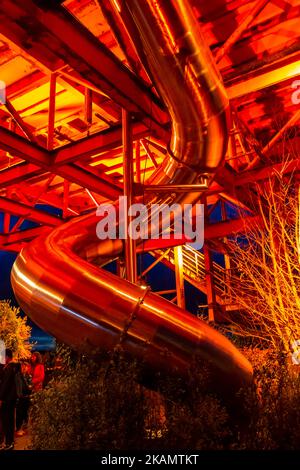 Dettaglio Insee Monster arte installazione fatta da un ex petrolifero riassemblato sulla spiaggia a Weston Super Mare, Somerset UK di notte in ottobre Foto Stock