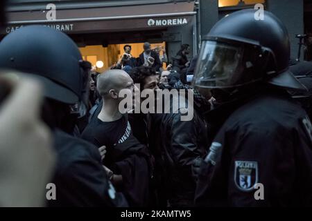 Dimostranti e polizia antisommossa si confrontano durante la manifestazione rivoluzionaria del 1st maggio nel distretto di Kreuzberg, il 1 maggio 2017 a Berlino, Germania. Maggio, o giornata internazionale dei lavoratori, e divenne in Germania dal 1933 una festa pubblica. La Giornata di maggio si è inoltre manifestata a Berlino per i violenti scontri tra polizia e manifestanti, in particolare dopo il 1987, di cui quest'anno ricorre il 30th° anniversario. (Foto di Emmanuele Contini/NurPhoto) *** Please use Credit from Credit Field *** Foto Stock