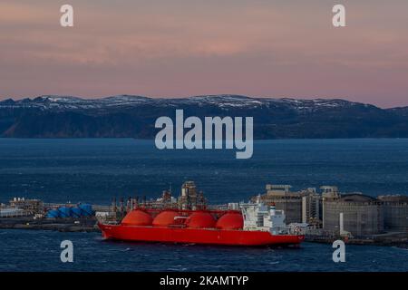 Le navi Hammerfest 20221102.LNG (gas naturale) si trovano all'ancora al di fuori di Hammerfest e del terminal del gas di Melkoeya. A Melkoeya, Equinor ha costruito una struttura per ricevere e trattare il gas naturale dal campo di Snoehvit nel Mare di Barents. Il gas viene inviato all'isola in un gasdotto lungo 145 km. Su Melkoeya, il gas viene trattato e convertito in gas naturale liquefatto refrigerato (GNL = gas naturale liquefatto). Il gas viene quindi esportato in navi GNL appositamente costruite. L'impianto è stato avviato nell'autunno 2007. Foto: Fredrik Varfjell / NTB Foto Stock