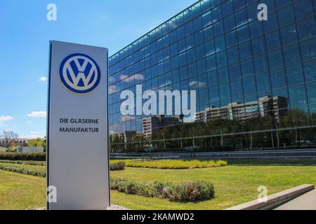 Volkswagen transparent Factory è visto /on/ a Desden, Germania. La fabbrica trasparente è uno spazio espositivo di proprietà del costruttore tedesco Volkswagen e progettato dall'architetto Gunter Henn. Fu inaugurato nel 2002 come fabbrica di automobili. Nel 2016, riaprì come "showcase for eletromobility". (Foto di Michal Fludra/NurPhoto) *** Please use Credit from Credit Field *** Foto Stock