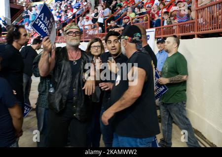 Neil Makhija interagisce con Dennis Egbert, in quanto membri di 'Bikers for Trump' limitano la libera circolazione di Makhaija, durante una campagna elettorale del presidente degli Stati Uniti Donald Trump e del vicepresidente Mike Pence, a Harrisburg, Pennsylvania, il 29 aprile 2017. (Foto di Bastiaan Slabbers/NurPhoto) *** Please use Credit from Credit Field *** Foto Stock