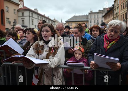 Centinaia di persone frequentano la "lezione di canto" del 64th nella "Piazza del mercato" di Cracovia durante il giorno della Costituzione del 3rd maggio. Mercoledì 3 maggio 2017 a Cracovia, Polonia. Foto di Artur Widak *** Please use Credit from Credit Field *** Foto Stock