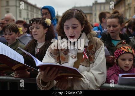 Centinaia di persone frequentano la "lezione di canto" del 64th nella "Piazza del mercato" di Cracovia durante il giorno della Costituzione del 3rd maggio. Mercoledì 3 maggio 2017 a Cracovia, Polonia. Foto di Artur Widak *** Please use Credit from Credit Field *** Foto Stock