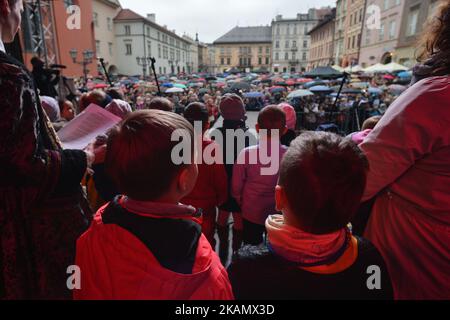 Centinaia di persone frequentano la "lezione di canto" del 64th nella "Piazza del mercato" di Cracovia durante il giorno della Costituzione del 3rd maggio. Mercoledì 3 maggio 2017 a Cracovia, Polonia. Foto di Artur Widak *** Please use Credit from Credit Field *** Foto Stock