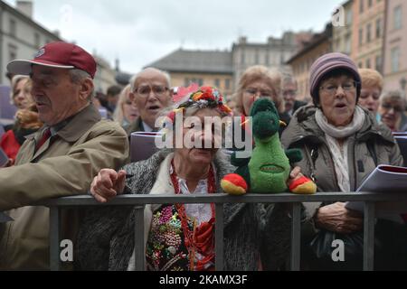 Centinaia di persone frequentano la "lezione di canto" del 64th nella "Piazza del mercato" di Cracovia durante il giorno della Costituzione del 3rd maggio. Mercoledì 3 maggio 2017 a Cracovia, Polonia. Foto di Artur Widak *** Please use Credit from Credit Field *** Foto Stock