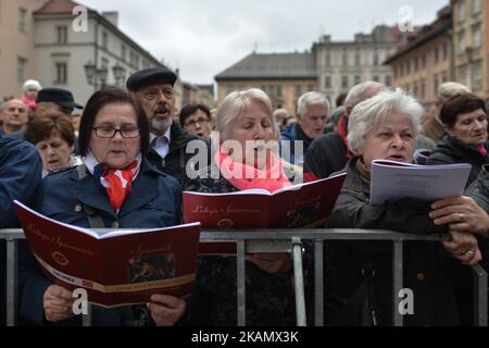 Centinaia di persone frequentano la "lezione di canto" del 64th nella "Piazza del mercato" di Cracovia durante il giorno della Costituzione del 3rd maggio. Mercoledì 3 maggio 2017 a Cracovia, Polonia. Foto di Artur Widak *** Please use Credit from Credit Field *** Foto Stock