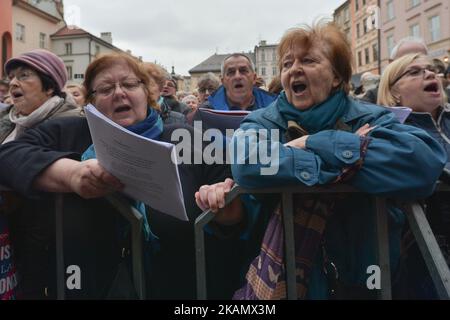 Centinaia di persone frequentano la "lezione di canto" del 64th nella "Piazza del mercato" di Cracovia durante il giorno della Costituzione del 3rd maggio. Mercoledì 3 maggio 2017 a Cracovia, Polonia. Foto di Artur Widak *** Please use Credit from Credit Field *** Foto Stock