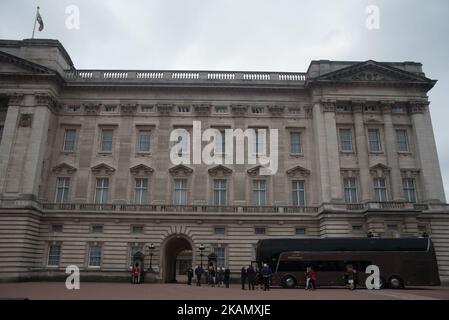 Una vista di Buckingham Palace dopo l'annuncio del ritiro del Duca di Edimburgo da ogni dovere reale in autunno, Londra il 4 maggio 2017. La decisione è stata presa dallo stesso Principe Filippo ed è sostenuta dalla Regina, ha detto un portavoce del palazzo. (Foto di Alberto Pezzali/NurPhoto) *** Please use Credit from Credit Field *** Foto Stock