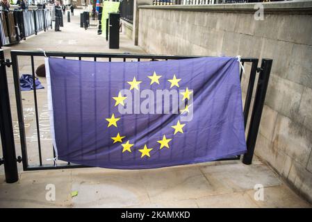 La Richmond Terrace Vigil è una veglia Pro-EU raffigurata a Londra il 3 maggio 2017. Le persone detengono bandiere e cartelli europei il giorno in cui PM Theresa May sciolse il Parlamento e aprì ufficialmente la campagna elettorale per le elezioni generali di giugno. (Foto di Alberto Pezzali/NurPhoto) *** Please use Credit from Credit Field *** Foto Stock