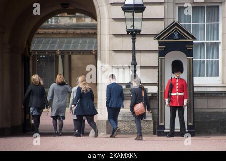 Una vista di Buckingham Palace dopo l'annuncio del ritiro del Duca di Edimburgo da ogni dovere reale in autunno, Londra il 4 maggio 2017. La decisione è stata presa dallo stesso Principe Filippo ed è sostenuta dalla Regina, ha detto un portavoce del palazzo. (Foto di Alberto Pezzali/NurPhoto) *** Please use Credit from Credit Field *** Foto Stock