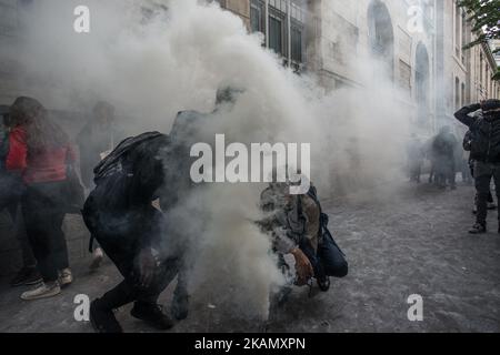 La dimostrazione degli studenti parigini contro le elezioni presidenziali francesi, a Parigi, il 5 maggio 2017. (Foto di Guillaume Pinon/NurPhoto) *** Please use Credit from Credit Field *** Foto Stock