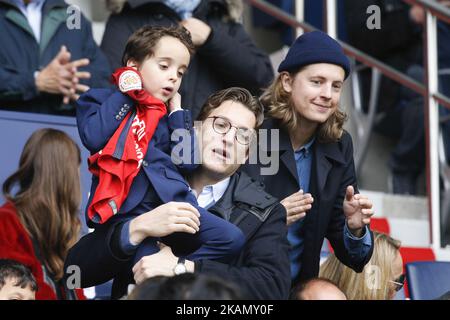 Jean (C) e Pierre (R) Sarkozy, figli dell'ex presidente francese, partecipano alla partita di calcio francese del L1 tra Parigi Saint-Germain e Bastia allo stadio Parc des Princes di Parigi, il 6 maggio 2017. (Foto di Geoffroy Van der Hasselt/NurPhoto) *** Please use Credit from Credit Field *** Foto Stock