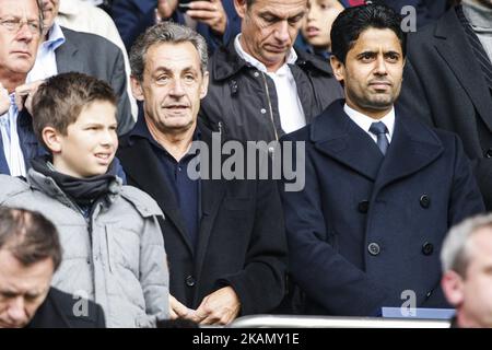 Il presidente Qatar di Parigi Nasser al-Khelaifi (R) e l'ex Presidente francese Nicolas Sarkozy (C) partecipano alla partita di calcio francese del L1 tra Parigi Saint-Germain e Bastia allo stadio Parc des Princes di Parigi, il 6 maggio 2017 (Foto di Geoffroy Van der Hasselt/NurPhoto) *** Utilizzare il campo credito da credito *** Foto Stock