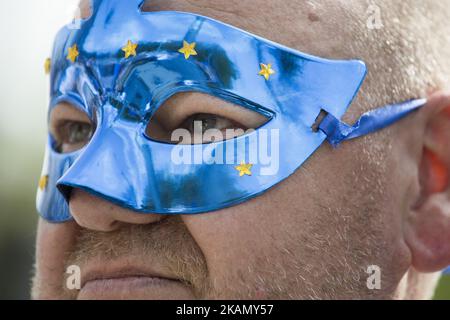 L'uomo indossa una maschera di carnevale durante la marcia Pro European a Varsavia il 6 maggio 2017. (Foto di Maciej Luczniewski/NurPhoto) *** Please use Credit from Credit Field *** Foto Stock